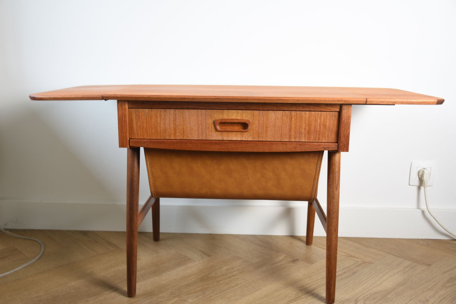 Vintage Scandinavisch Naaitafeltje, Bijzettafeltje – Teakhout (Jaren '60)