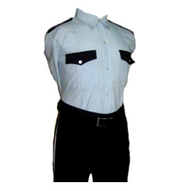 Camisola blanca con charreteras azules
