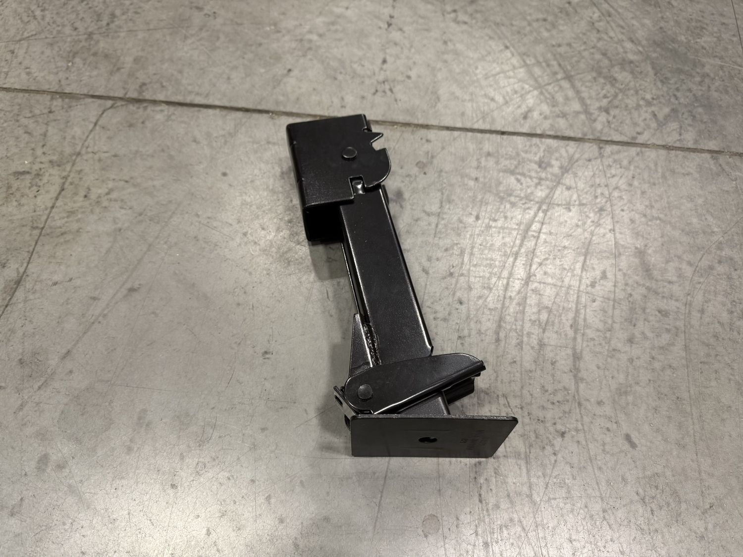 ADJUSTABLE STABILIZER JACK 11 1/2" TO 17 3/4", 650 LB LIFT AND 1,000 LB SUPPORT CAPACITY.