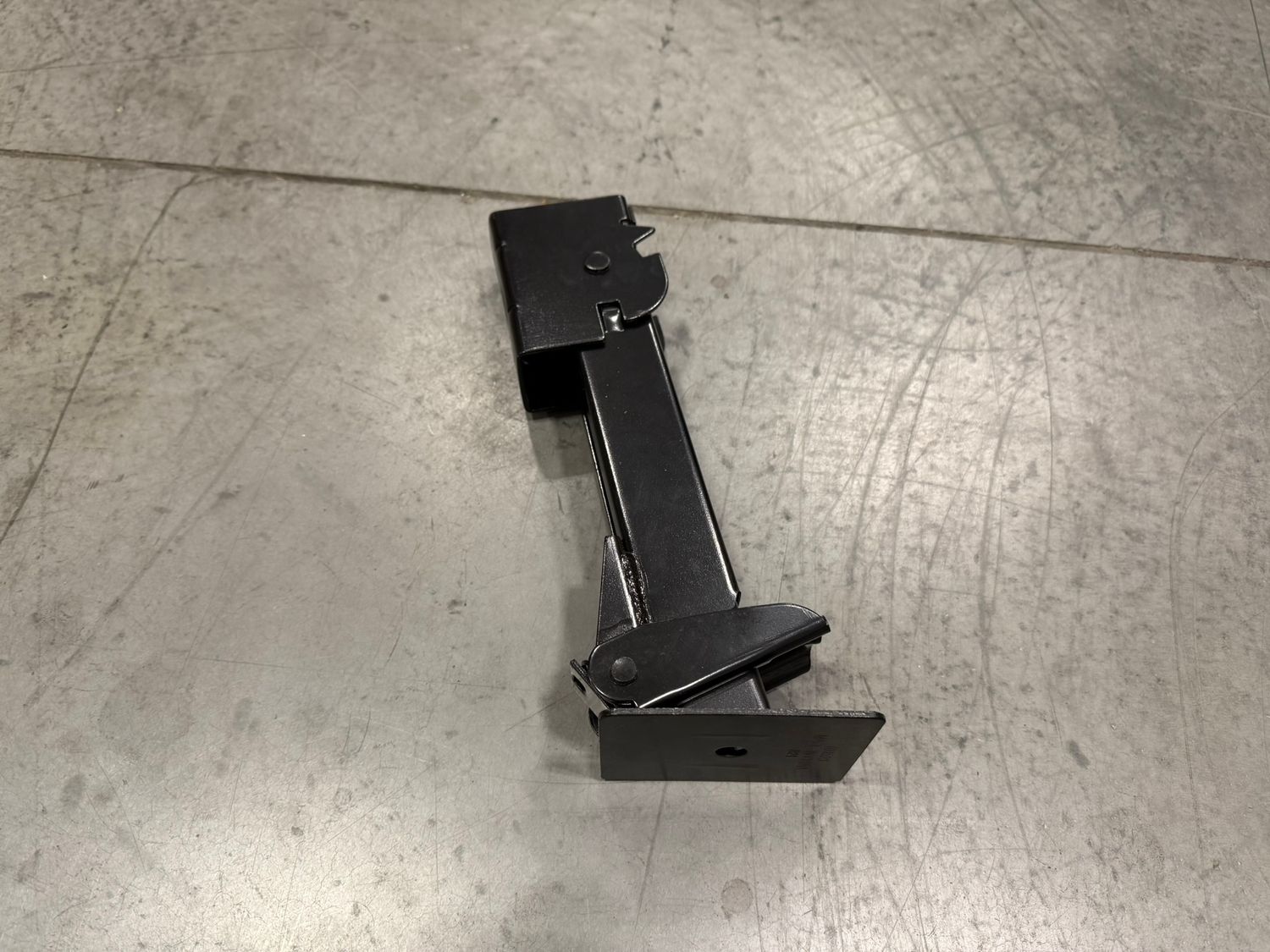 ADJUSTABLE STABILIZER JACK 11 1/2" TO 17 3/4", 650 LB LIFT AND 1,000 LB SUPPORT CAPACITY.
