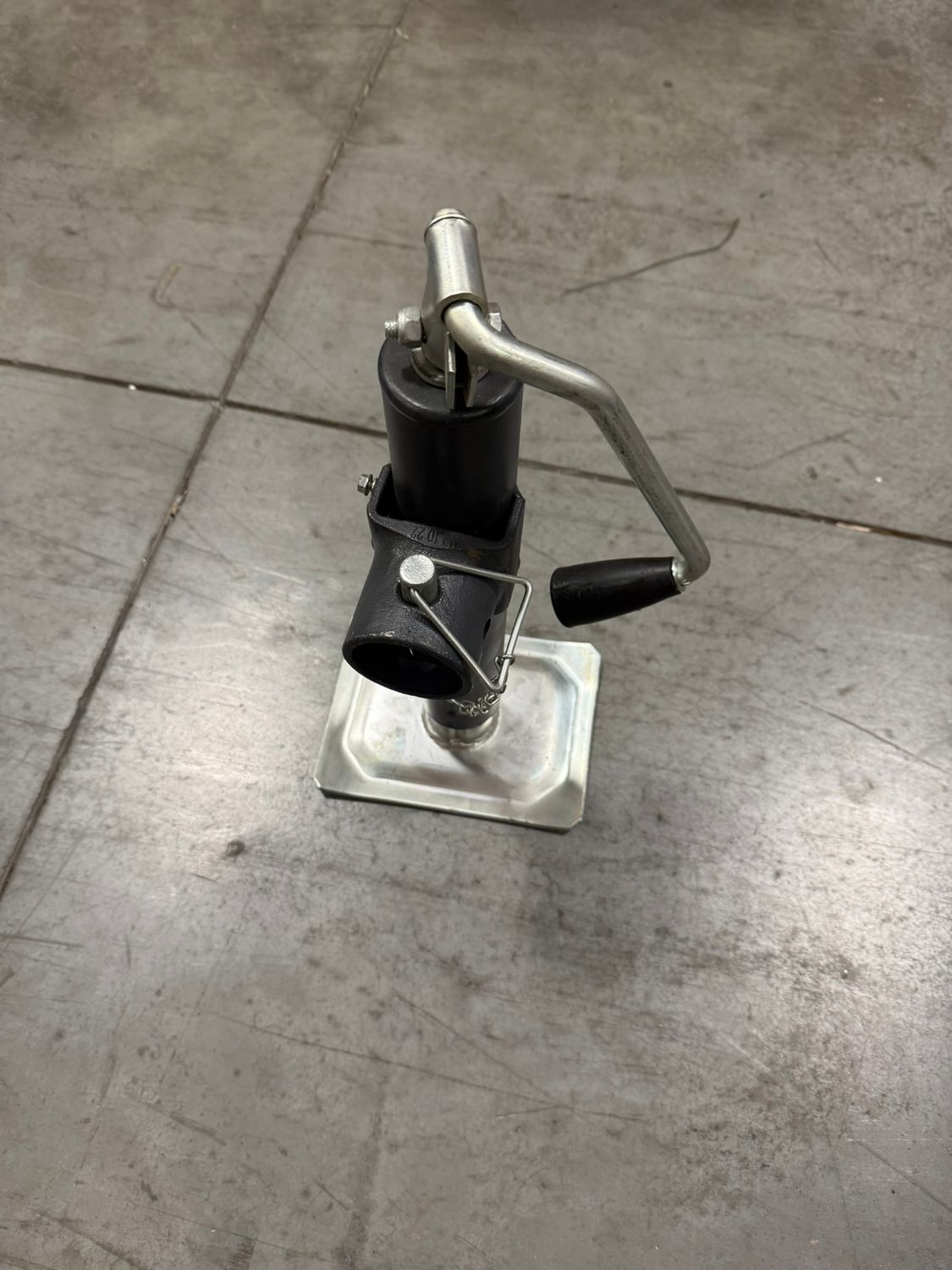 Pipe Mount Jack, 7K, TW, 15 Lift, 15.8 Bkt Ht, Bulldog