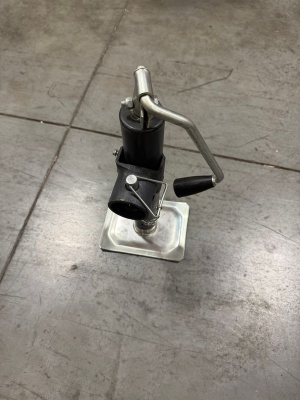 Pipe Mount Jack, 7K, TW, 15 Lift, 15.8 Bkt Ht, Bulldog