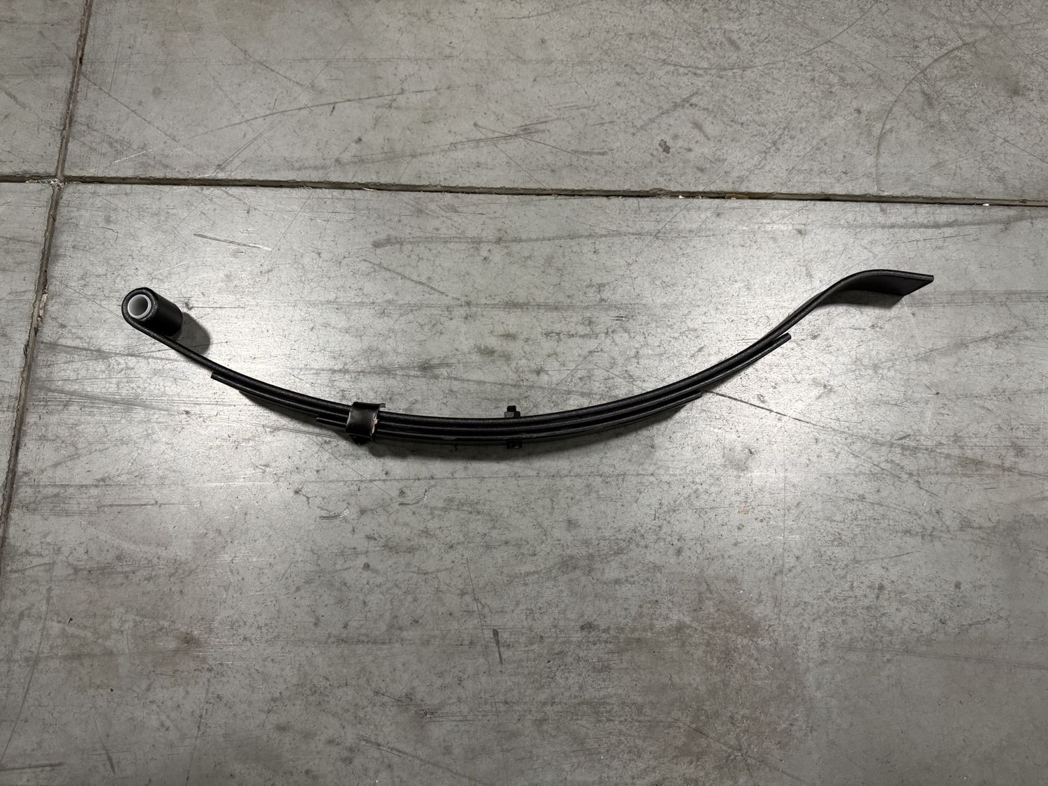 3 LEAF SLIPPER SPRING 750LB CAPACITY; FOR 1.5K LB AXLES, 24-1/4" FREE LENGTH, 1-3/4" WIDE