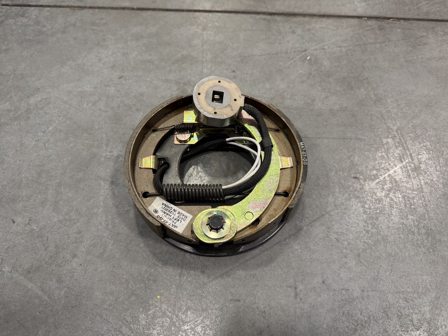 ELECTRIC BRAKE LH 7" X 1 1/4", MANUAL ADJUST, 4 BOLT MOUNT, FOR 2K AXLES