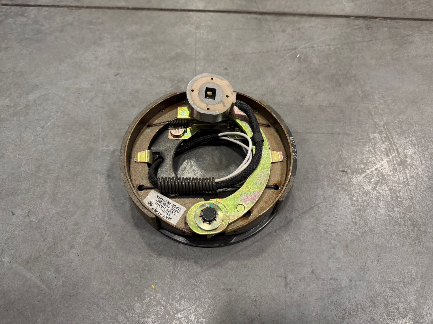 ELECTRIC BRAKE LH 7" X 1 1/4", MANUAL ADJUST, 4 BOLT MOUNT, FOR 2K AXLES