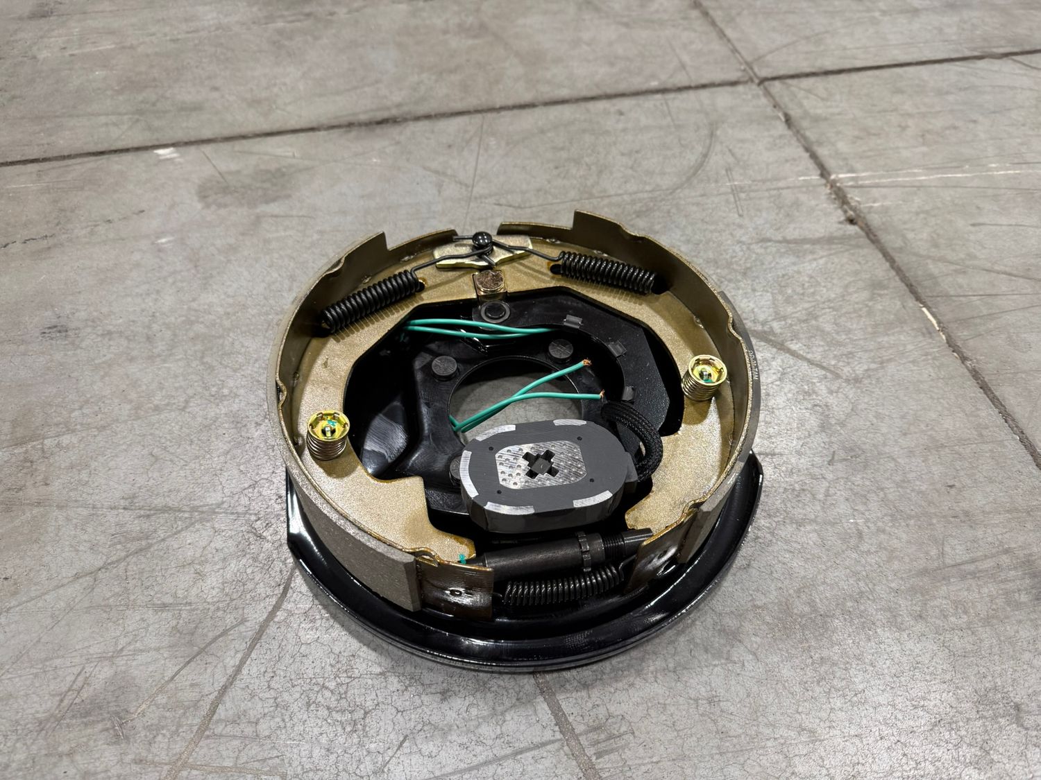 ELECTRIC BRAKE RH 7" X 1 1/4", MANUAL ADJUST, 4 BOLT MOUNT, FOR 2K AXLES
