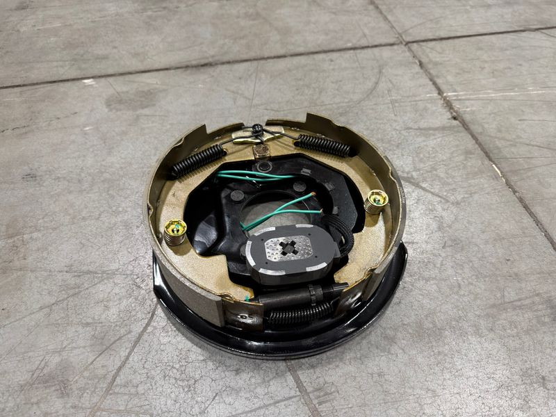ELECTRIC BRAKE RH 7" X 1 1/4", MANUAL ADJUST, 4 BOLT MOUNT, FOR 2K AXLES