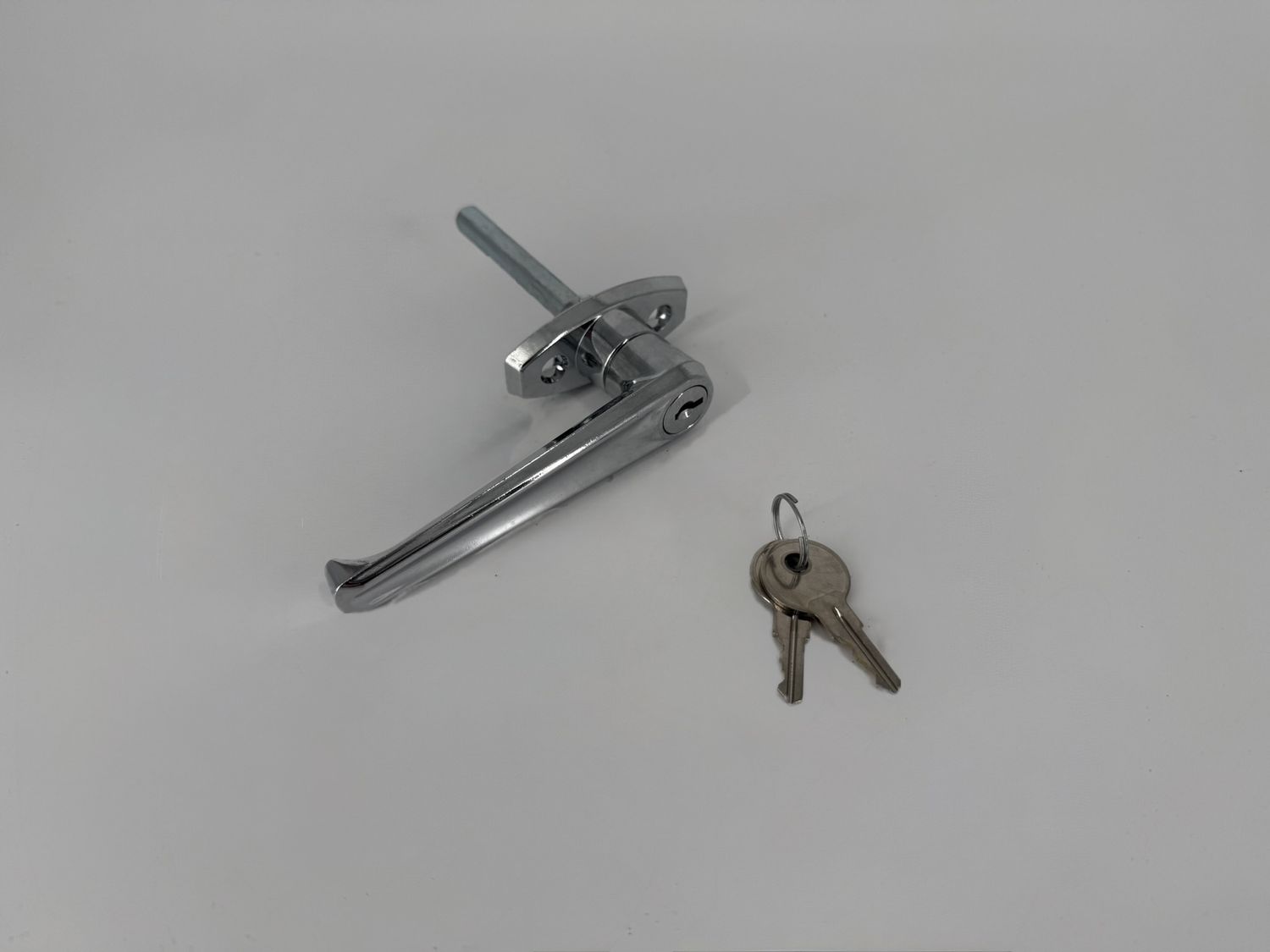 CAM STYLE DOOR LATCH LESS PIPE.