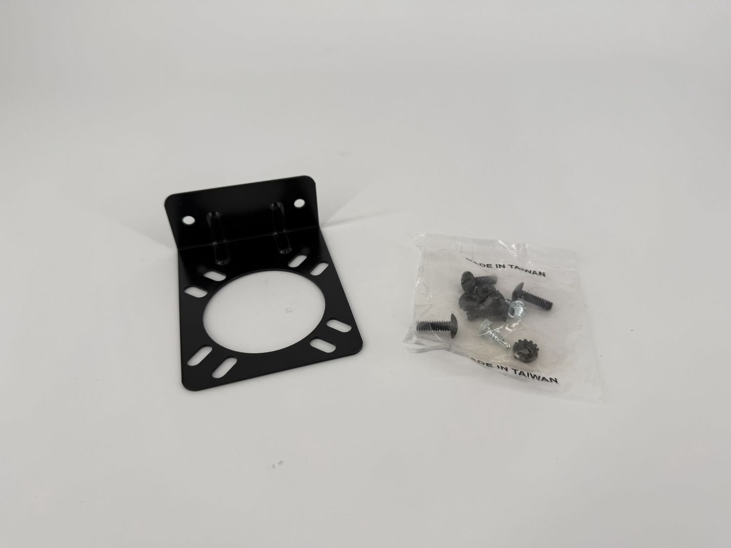 RIGHT ANGLE MOUNTING BRACKET, FOR 11-893, 12-703, 12-707, 12-907, INCLUDES #11-926 MOUNTING HARDWARE