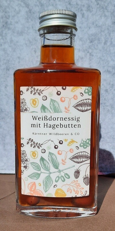 Weißdornessig mit Hagebutten