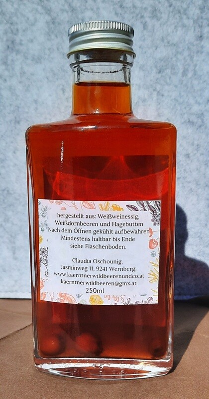 Weißdornessig mit Hagebutten