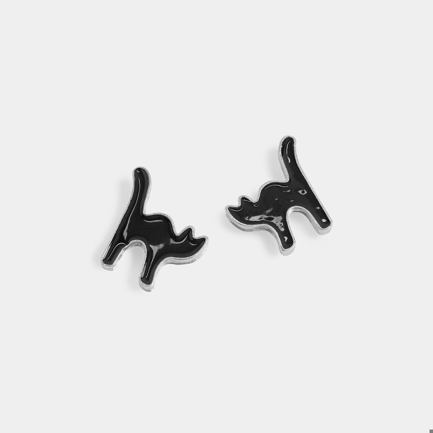 Whispers Enamel Spooked Cat Studs - Black