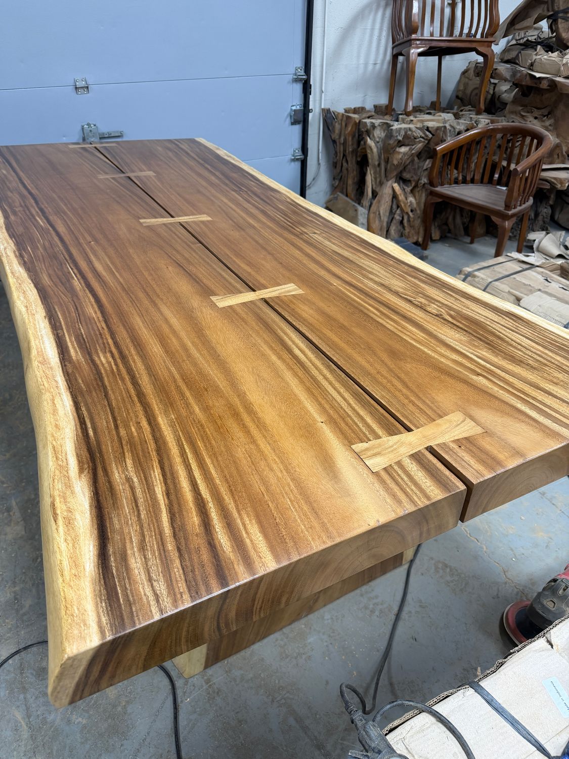 Suar Bow Tie Table with 6 chairs