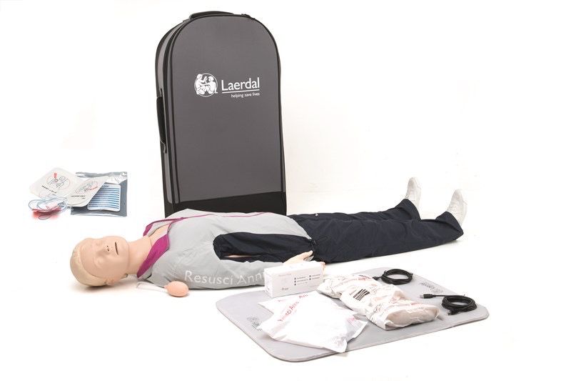 Mannequin de formation secourisme Nouveau Resusci Anne QCPR AED corps entier en valise semi-rigide trolley LAERDAL