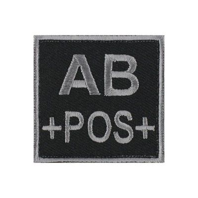 grade / écusson brodé groupe sanguin AB+POS+ gris sur noir