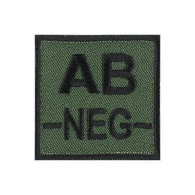grade / écusson brodé groupe sanguin AB-NEG- noir sur vert armée