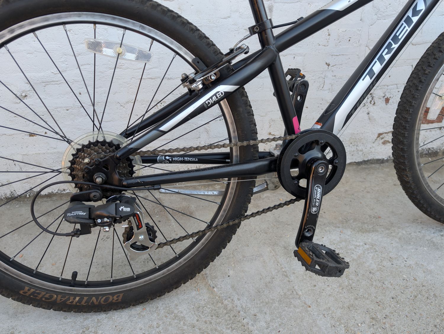 10448 Trek MT220 (24" Kids, Nevermore Black)