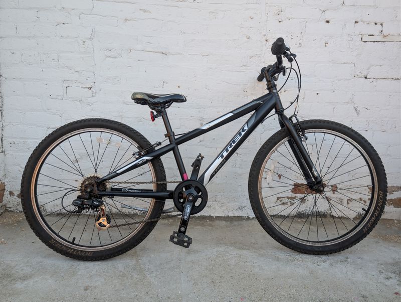 10448 Trek MT220 (24" Kids, Nevermore Black)