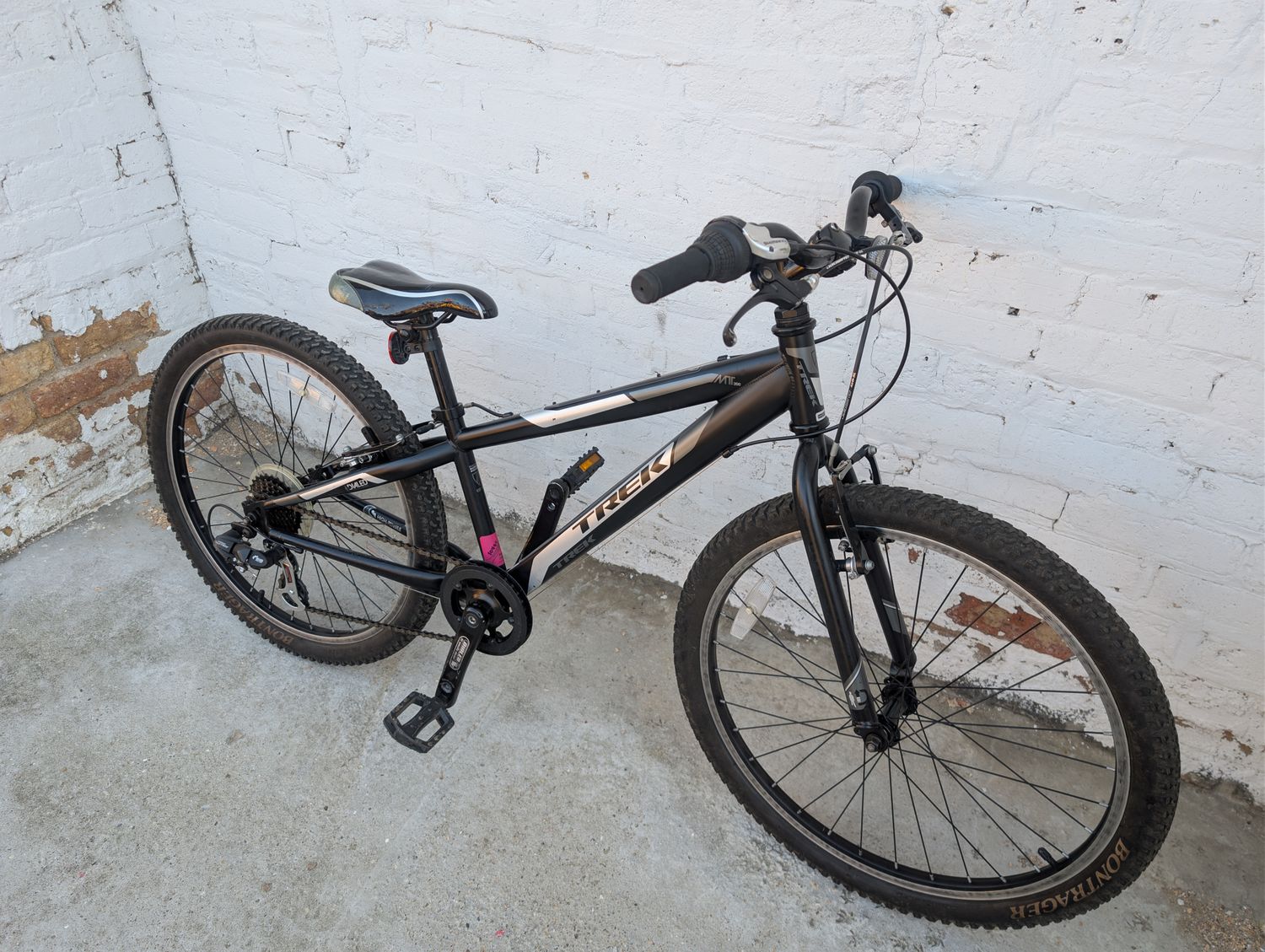 10448 Trek MT220 (24" Kids, Nevermore Black)