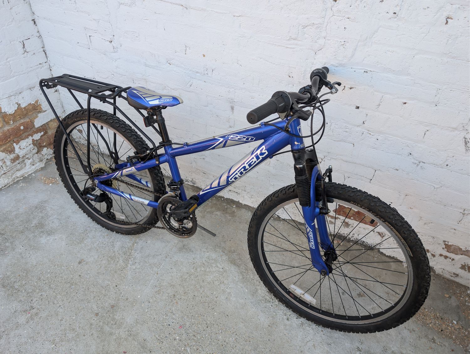 10444 Trek MT220 (Kids 24", Ultramarine Blue)