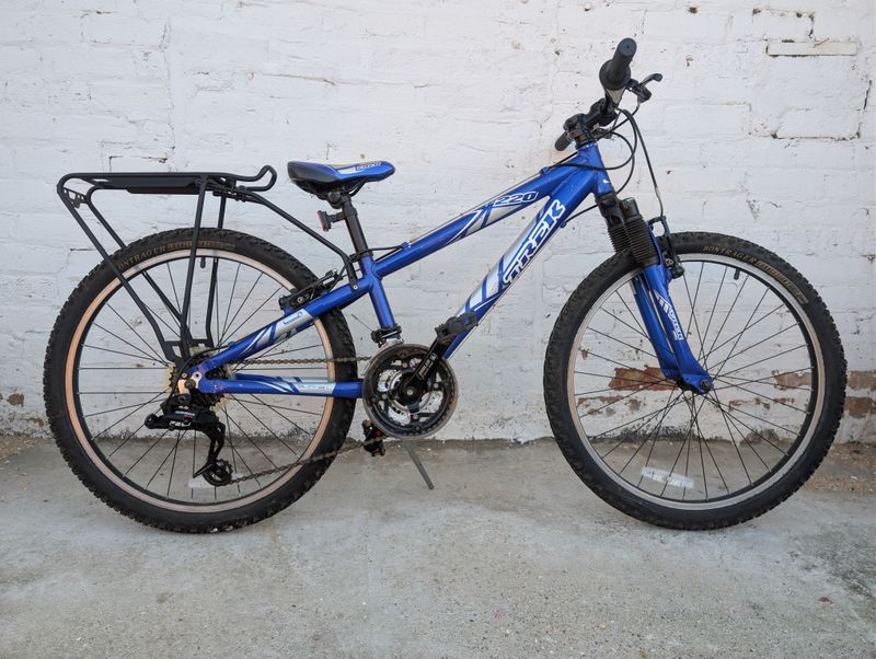 10444 Trek MT220 (Kids 24", Ultramarine Blue)