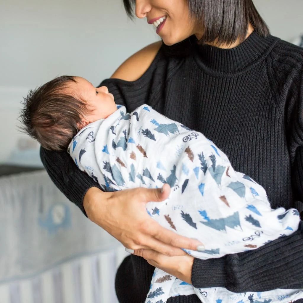 Lulujo Classic Swaddle Mountain Top 47"x 47"