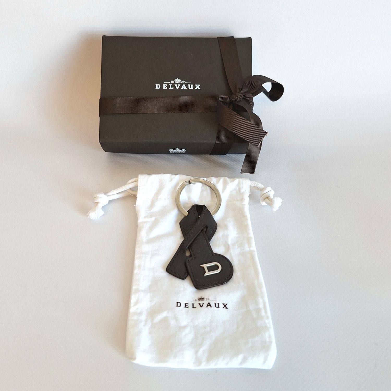 DELVAUX donkerbruine sleutelhanger 'D'