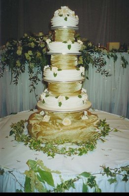 A Traditional Roses Wedding Cake