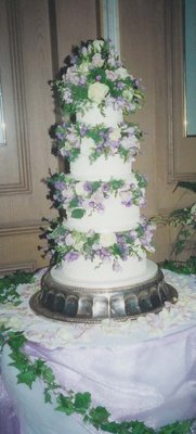 A Lilac | Fresh Flower themed Wedding Cake