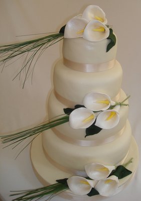 A Elegant Lilly Designed Wedding Cake