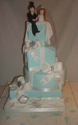 Bride and Groom | Tiffany Box Wedding Cake