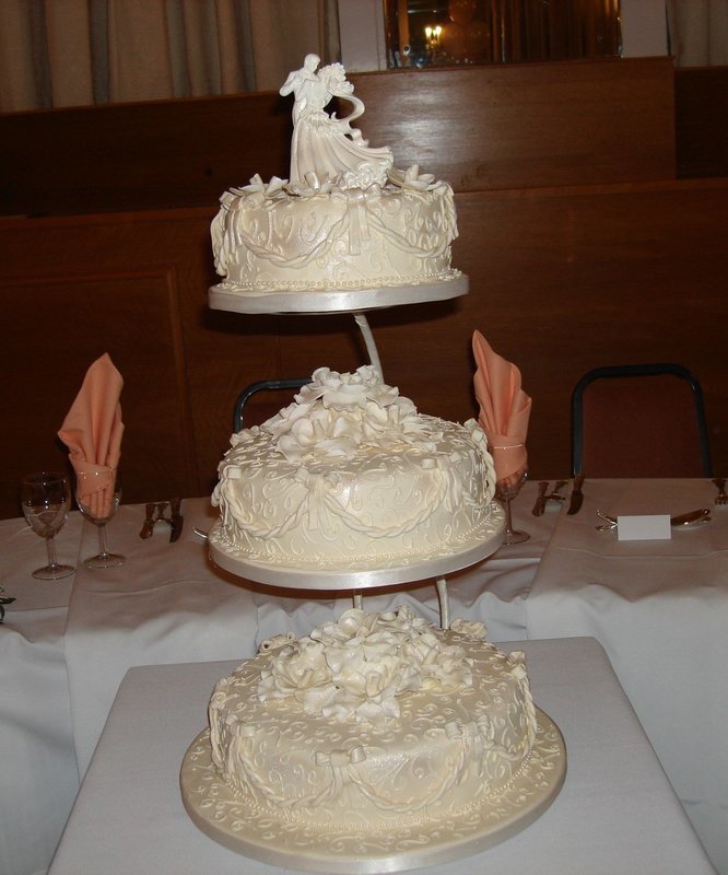 Dancing Bride and Groom | Embroidered | Handcrafted Flowers Wedding Cake