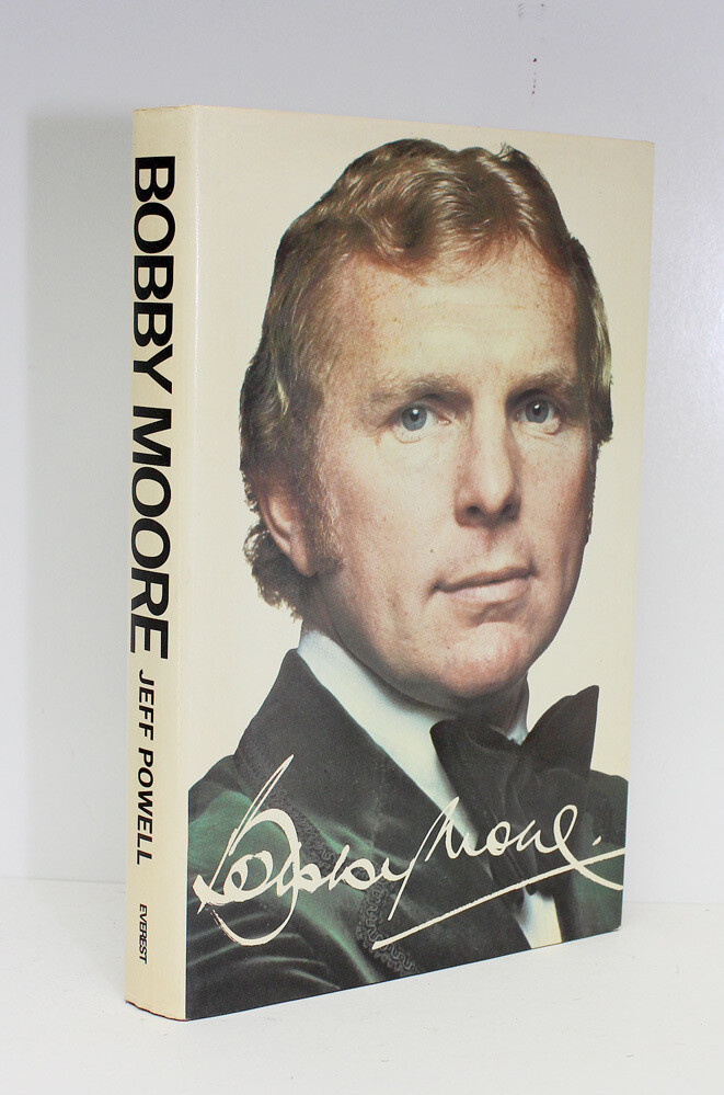 Bobby Moore - Bobby Moore, Jeff Powell SIGNED BY BOBBY MOORE