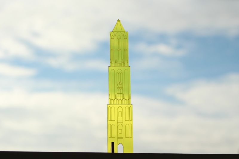 Dom staand Geel