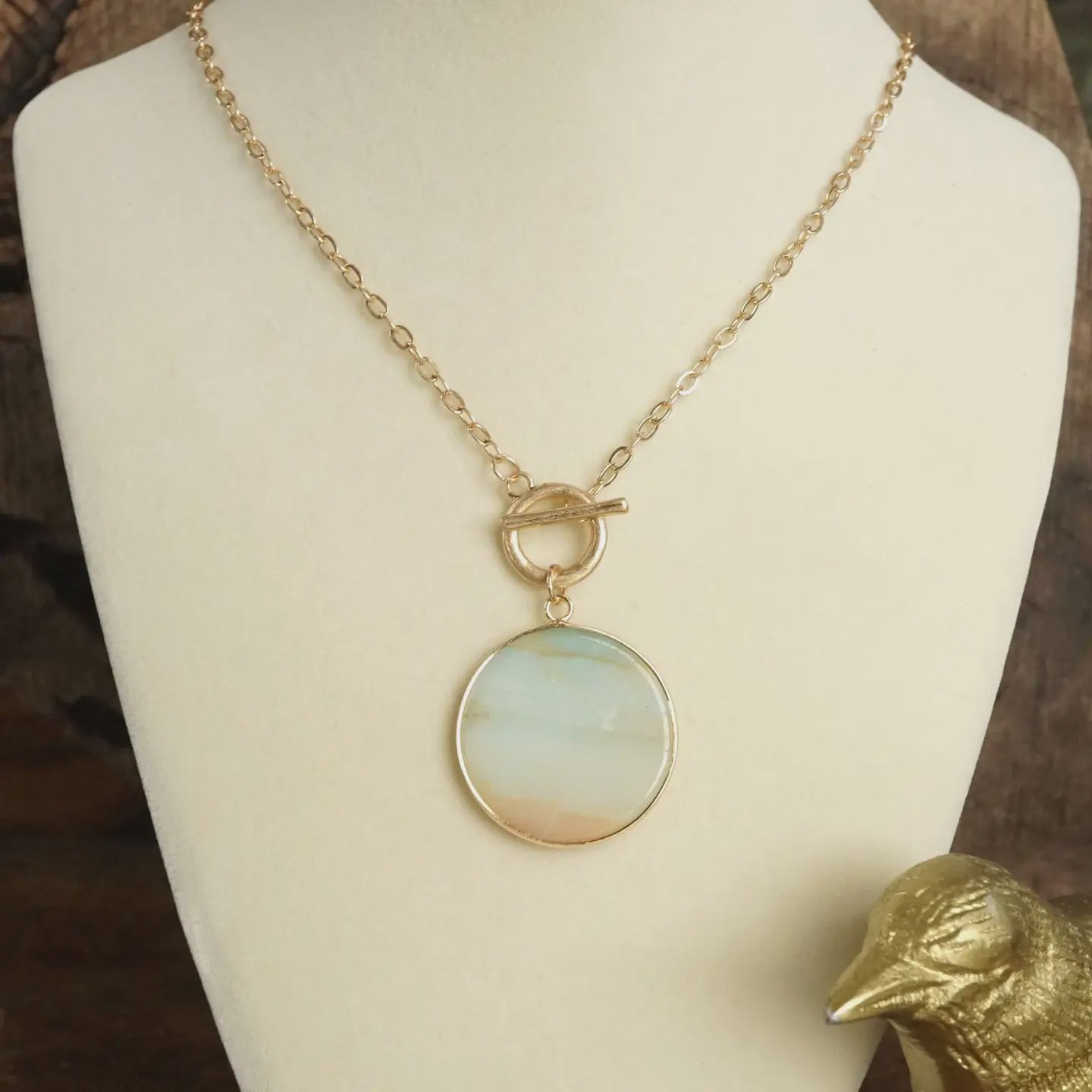 PENNY LINE SEMI-PRECIOUS DISC PENDANT FRONT TOGGLE CHAIN NECKLACE - MINT GREEN