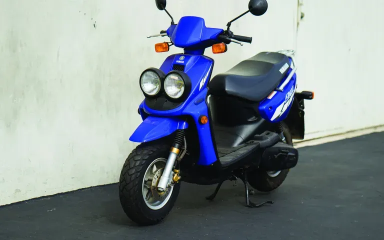 2004 Yamaha Zuma 50cc Two-Stroke Scooter – Blue – AS-IS Trade-In 2004 Yamaha Zuma 50cc Two-Stroke Scooter – Blue – AS-IS Trade-In