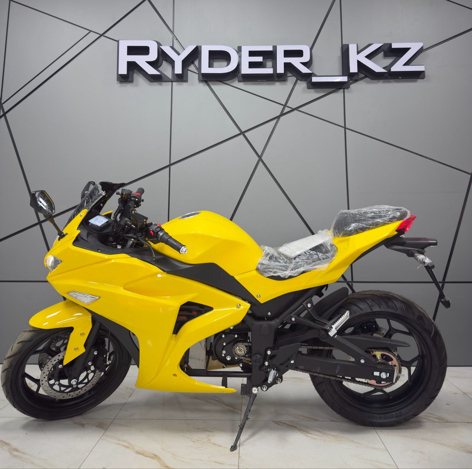 Yamaha R3 4000W