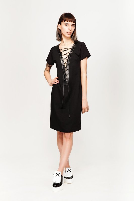 Czarna sukienka mini ze sznurowaniem