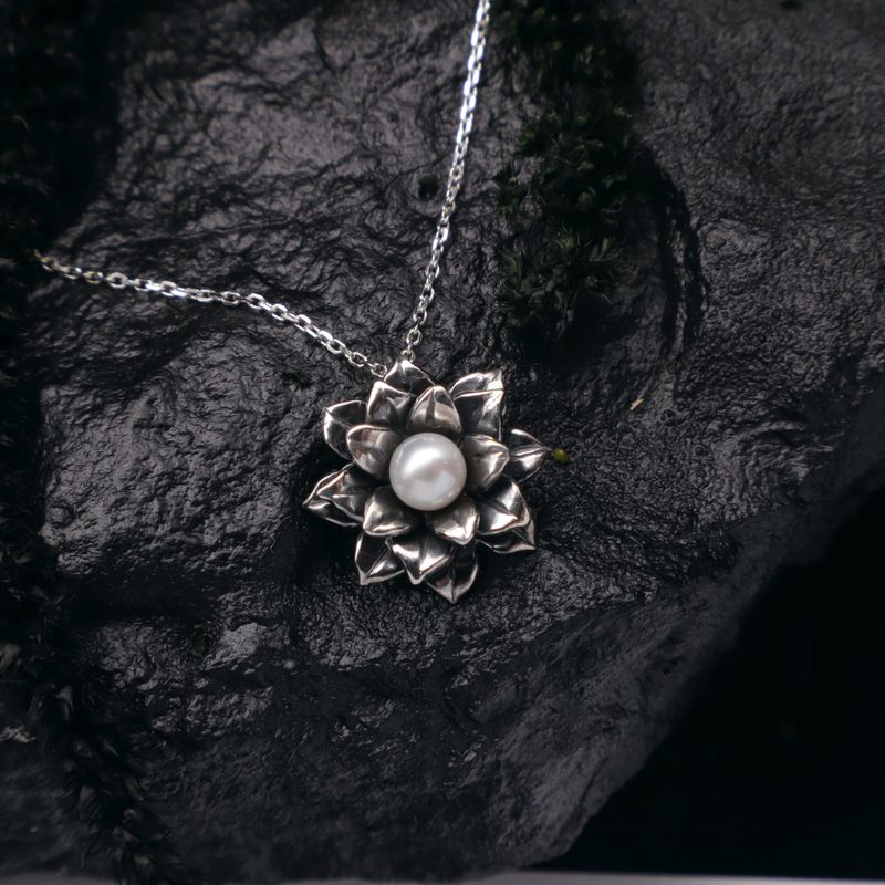 Wisiorek mroczny lotos