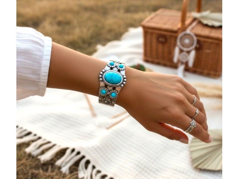 Bracelet bohème argenté avec incrustations de pierres truquoises