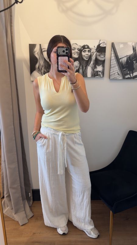 VNECK SLEEVELESS TOP