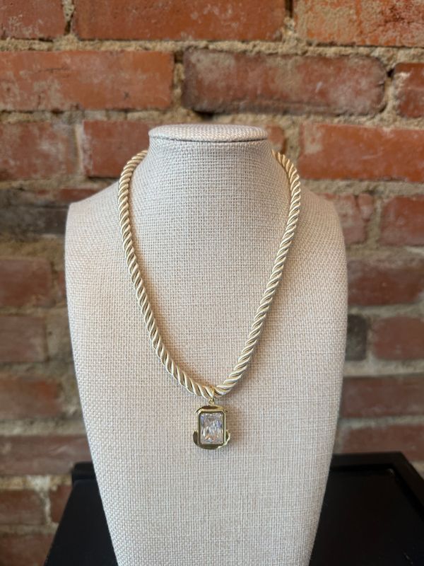 LYNETTE PENDANT ROPE NECKLACE
