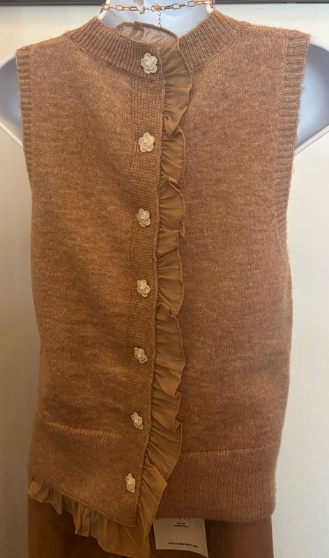 BUTTON UP SLEEVELESS SWEATER