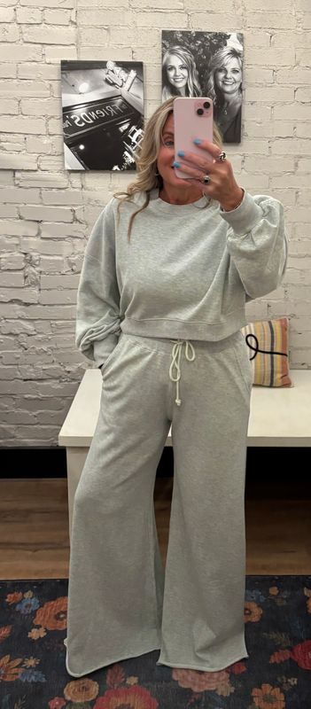 RIBBED SEMI CROP SWEATSHIRT