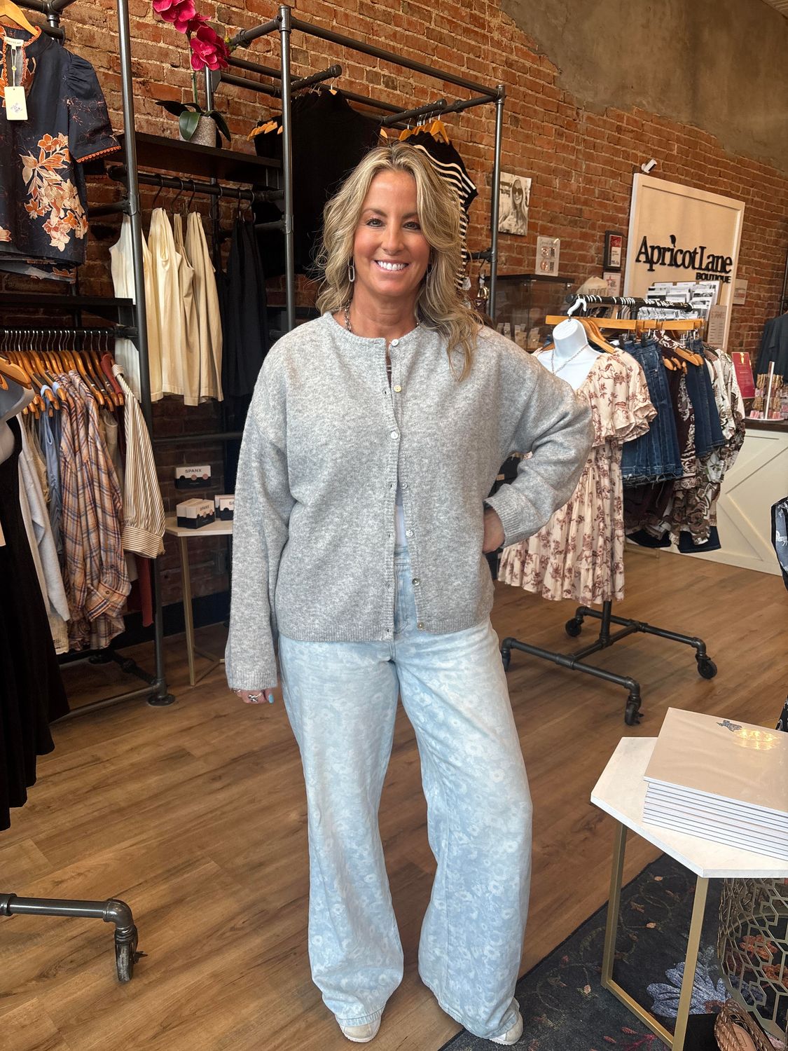 LIGHTWEIGHT BUTTON UP CARDIGAN