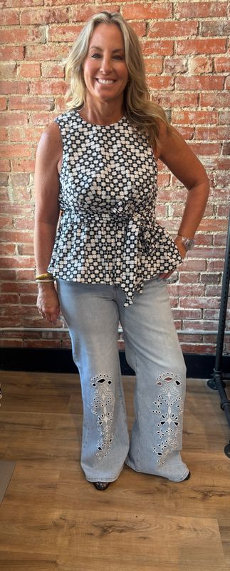 FRONT TIE SLEEVELESS PRINT TOP