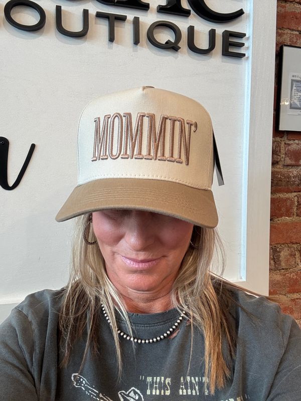 MOMMIN TRUCKER HAT