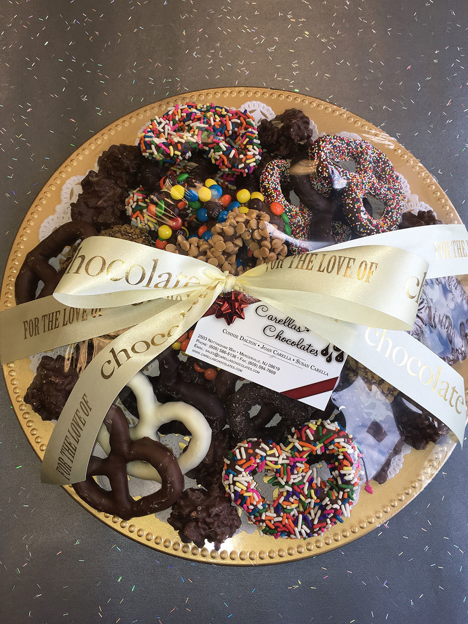 2 Lbs. Large Gourmet 3 Ring Pretzel Tray.