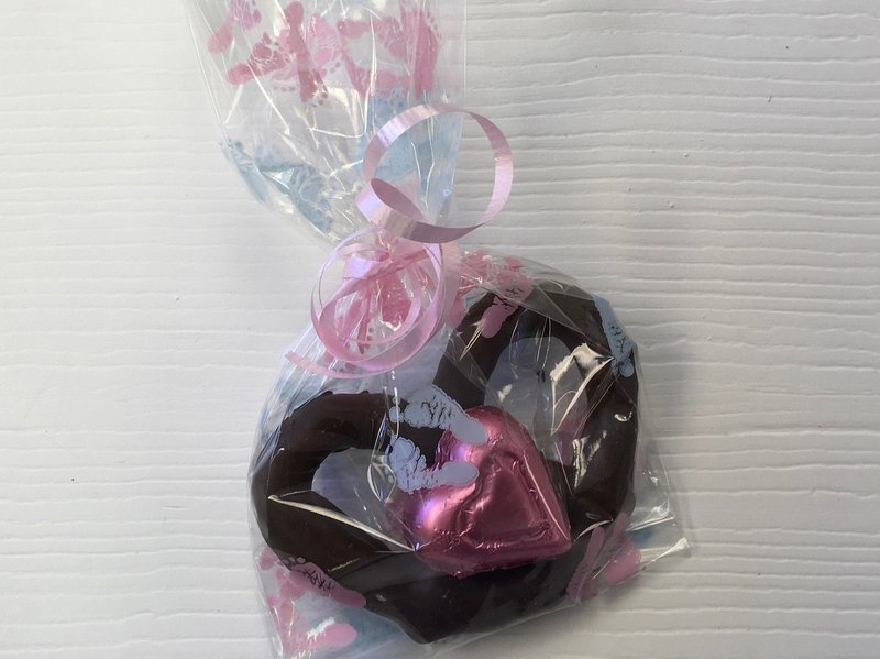 Single Milk or Dark Chocolate Pretzel w/Milk Chocolate foiled wrapped Heart. Baby foot bags.