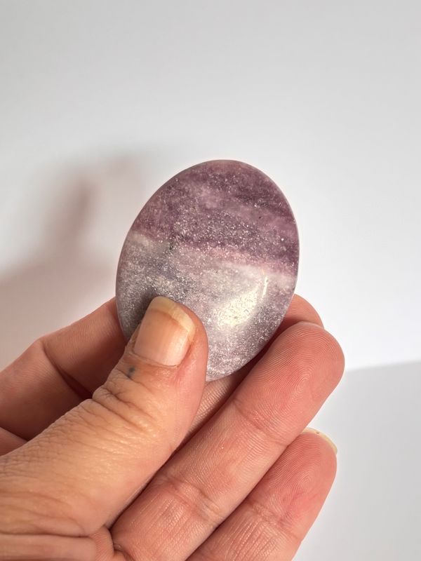 Palmstone i Lepidolit – För lugn i förändring &amp; ett stillare sinne